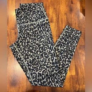 EUC PINK ultimate army green leopard print active leggings